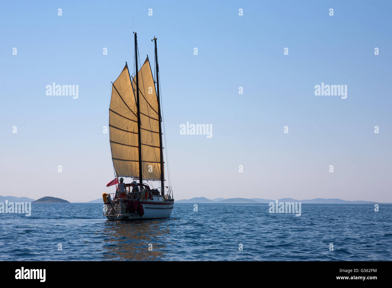 'Freelance', a Freedom 30 junk-rigged ketch, sailing in the Murtersko more (Murter Sea), Sibenik-Knin, Croatia Stock Photo