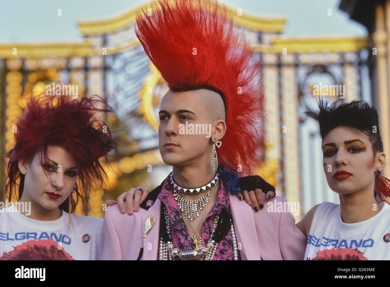 Matt Belgrano 'the gentleman punk' standing with two female punks. London. England. UK. Europe, Circa 1980's Stock Photo