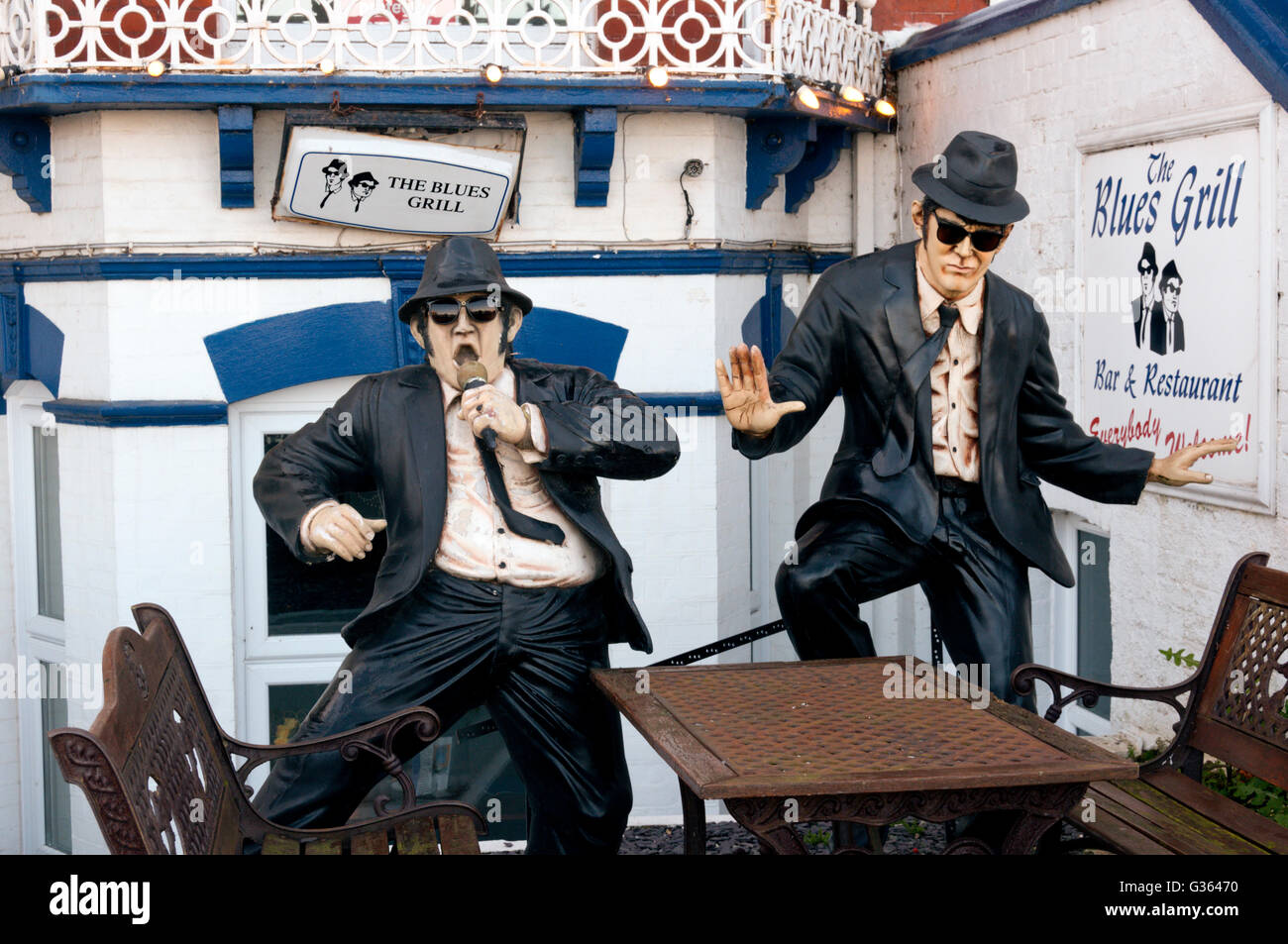 Models or mannequins of The Blues Brothers outside The Blues grill, bar and restaurant, Margate. Stock Photo