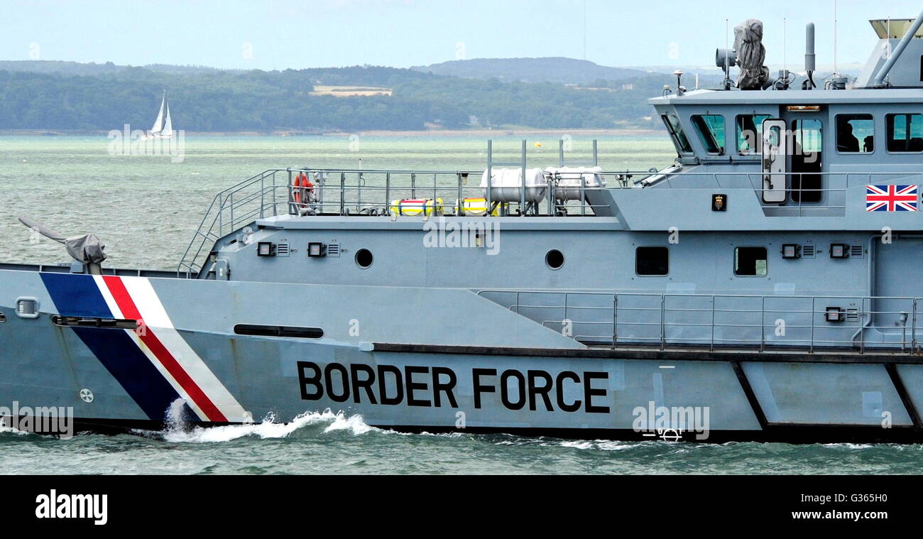 AJAXNETPHOTO. - 7TH JUY, 2015. PORTSMOUTH, ENGLAND. - BORDER FORCE PATROL  CUTTER HMC SEARCHER LEAVING HARBOUR. PHOTO:TONY HOLLAND/AJAX REF:DTH150607  38646 Stock Photo - Alamy