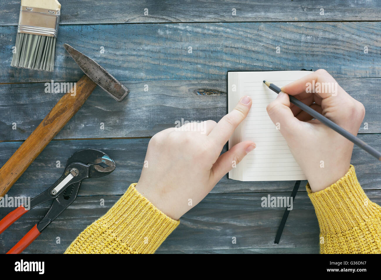 Business paper hand writing hi-res stock photography and images - Alamy