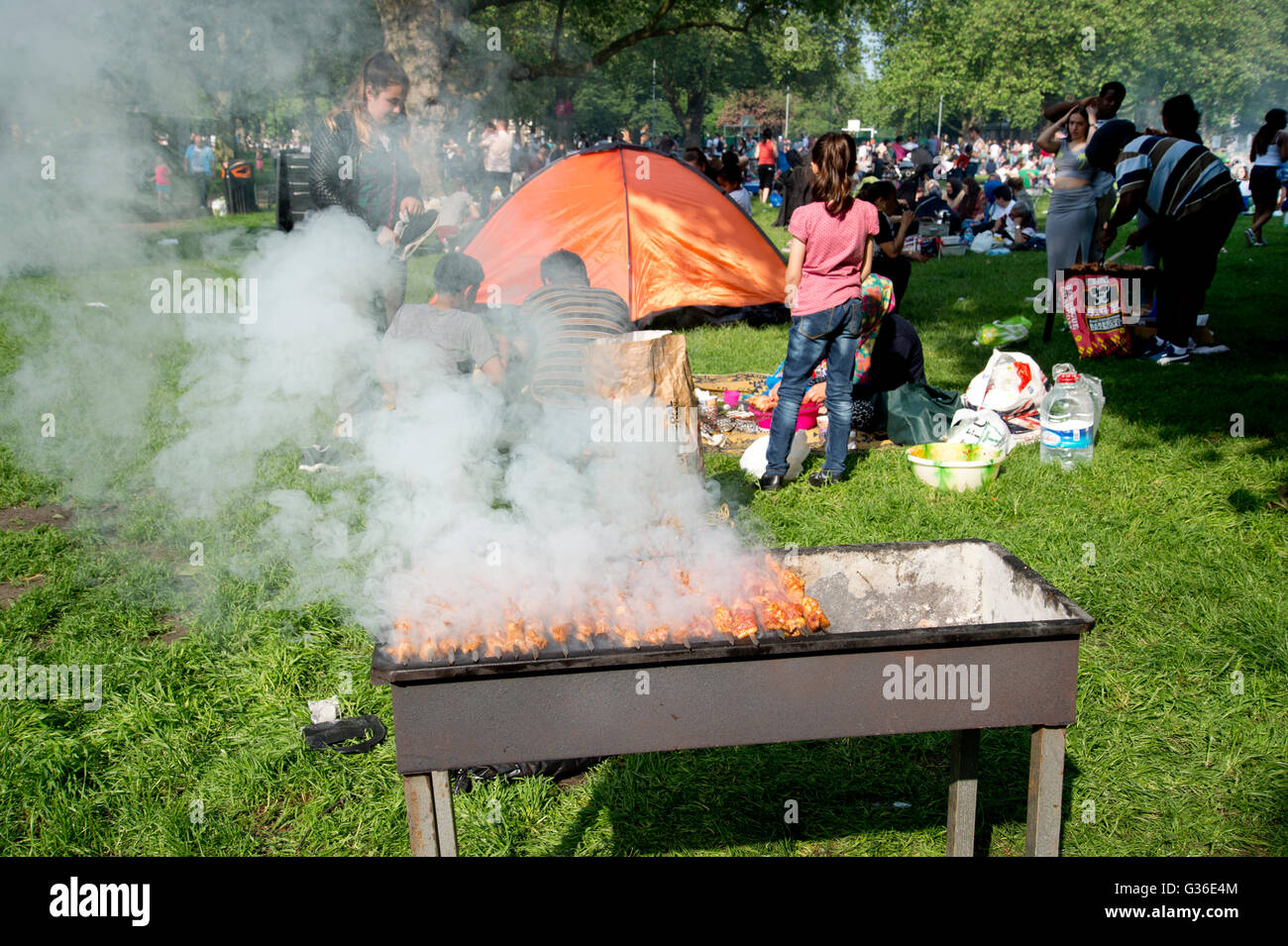 Hackney. London Fields. Summer barbecue Stock Photo Alamy