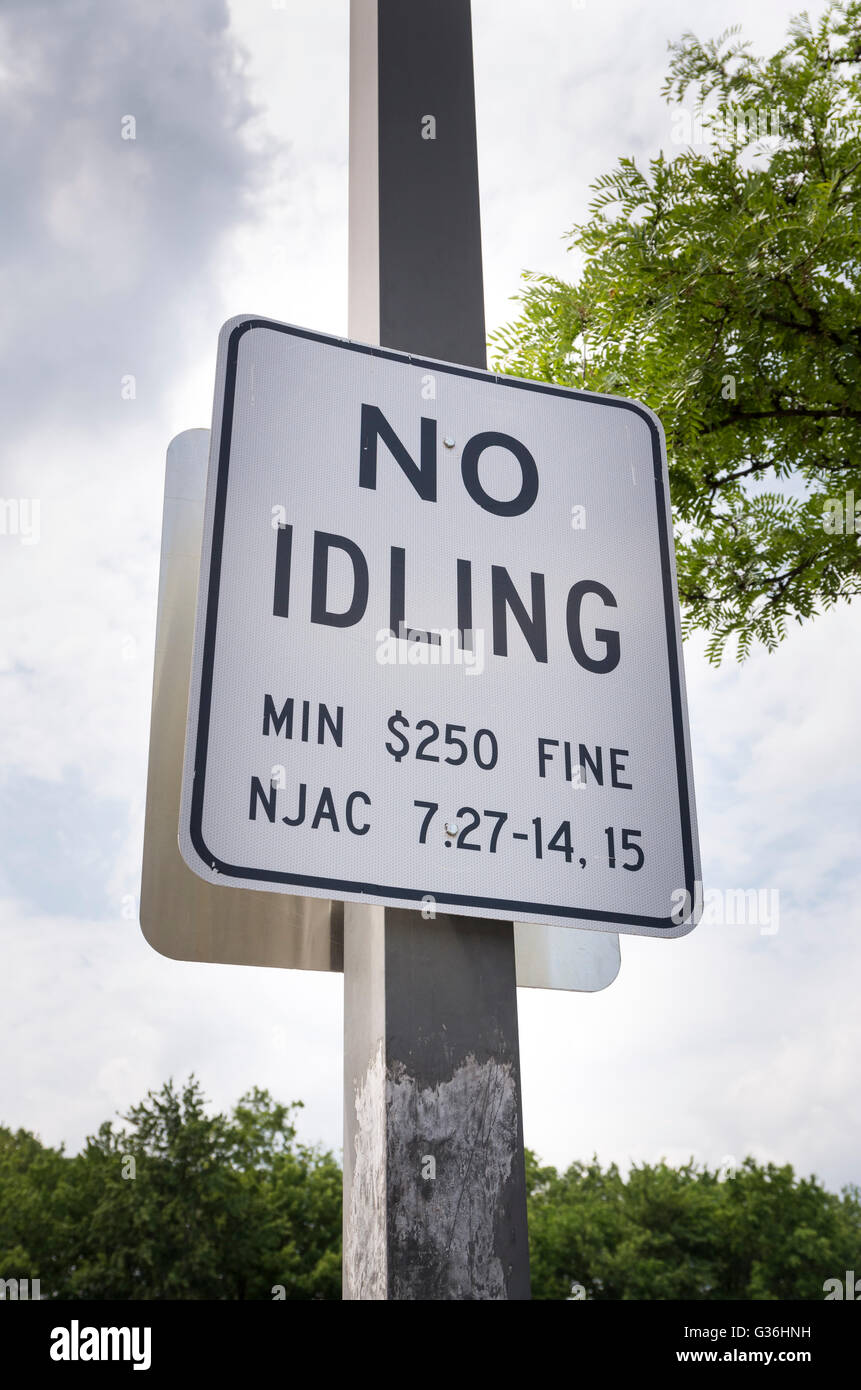 'No Idling' white sign in a car park in New Jersey, USA Stock Photo
