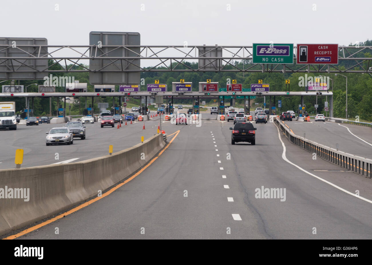 Highway approach to toll booths on the New York State Thruway, USA Stock Photo