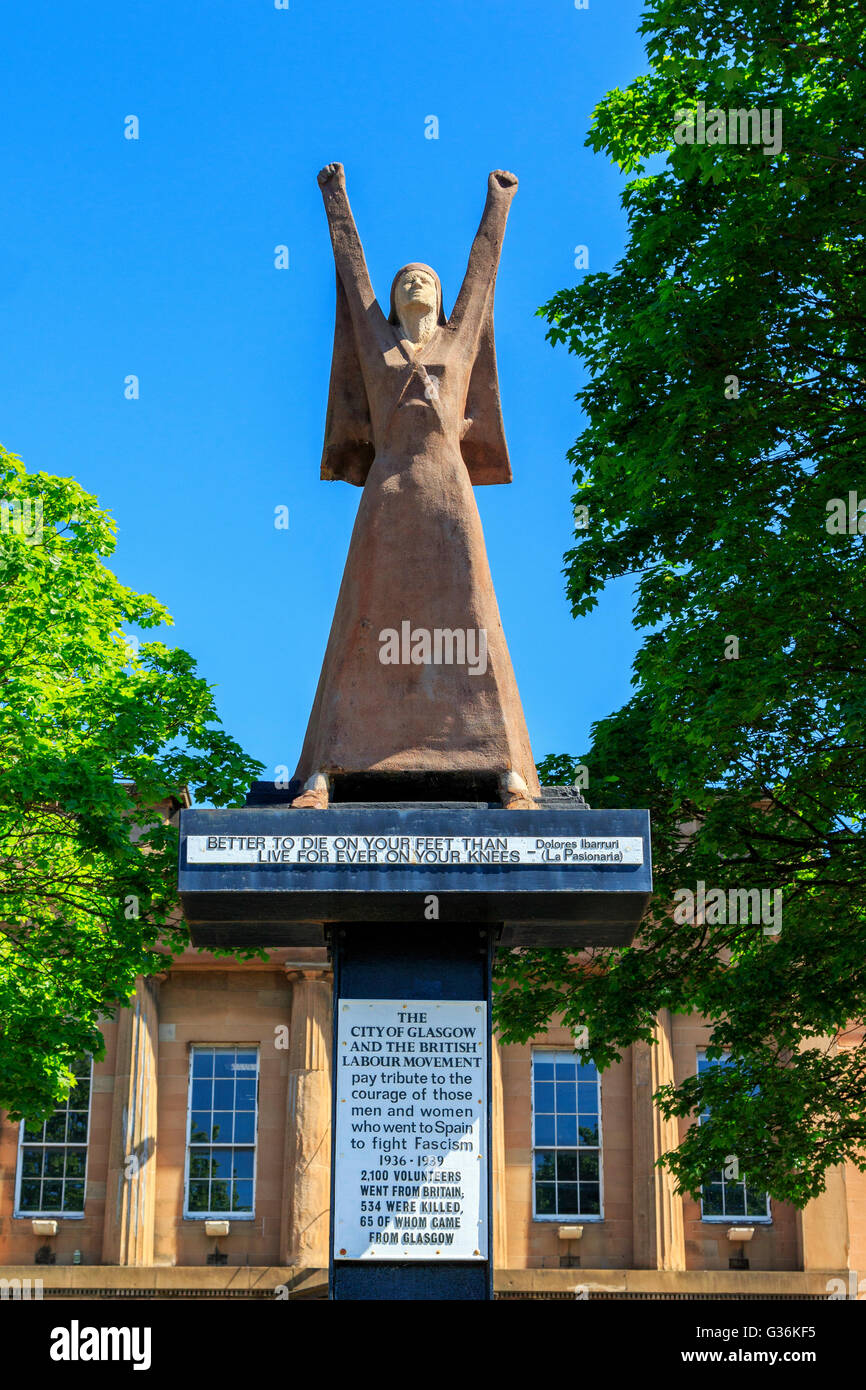 Statue on Broomielaw, Glasgow celebrating the volunteers from Glasgow who travelled to fight in the Spanish civil war 1936 -1939 Stock Photo