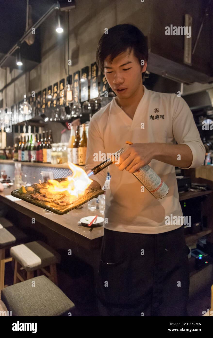https://c8.alamy.com/comp/G36RMA/waiter-cooks-fresh-meat-with-a-blow-torch-in-a-restaurant-in-kabukicho-G36RMA.jpg