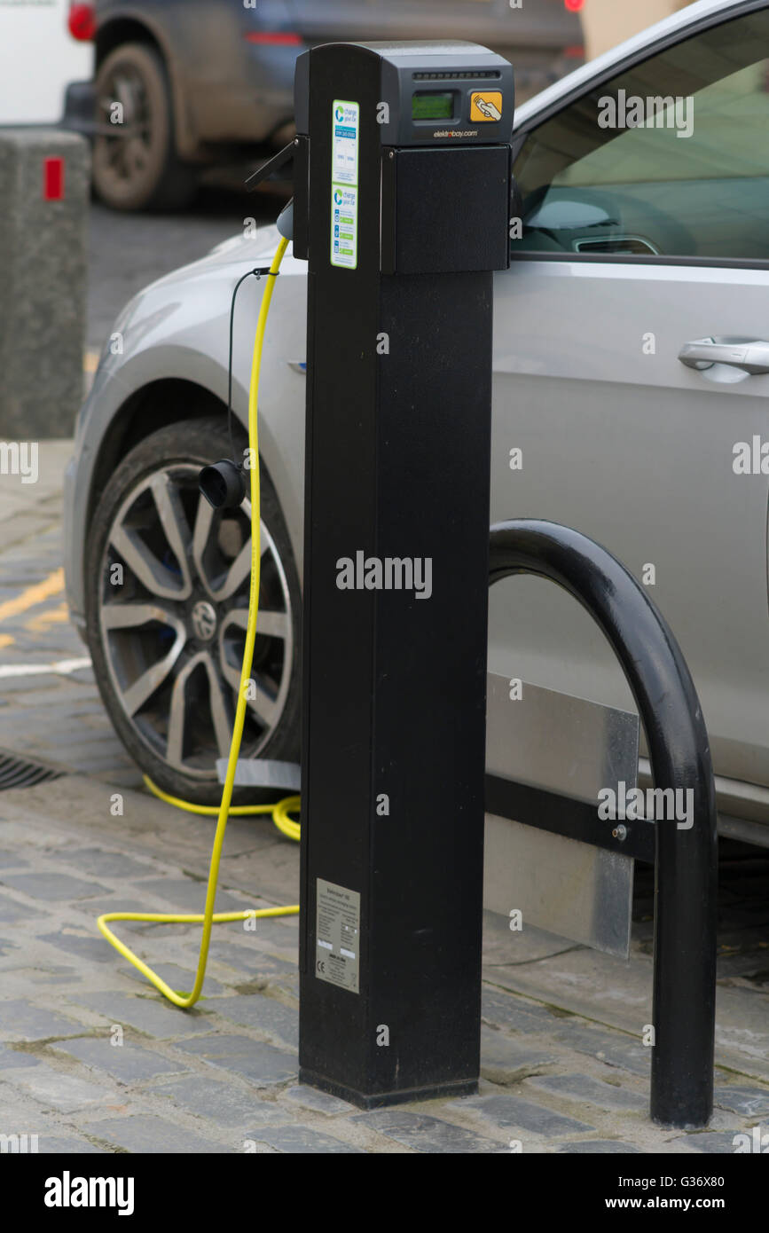 Recharges hires stock photography and images Alamy