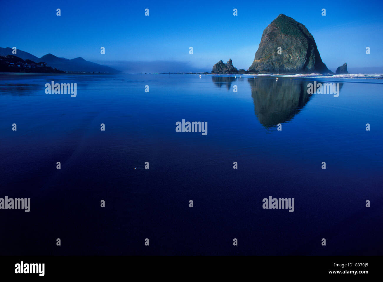 Sea stacks off Canon Beach on the Oregon Coast Stock Photo - Alamy