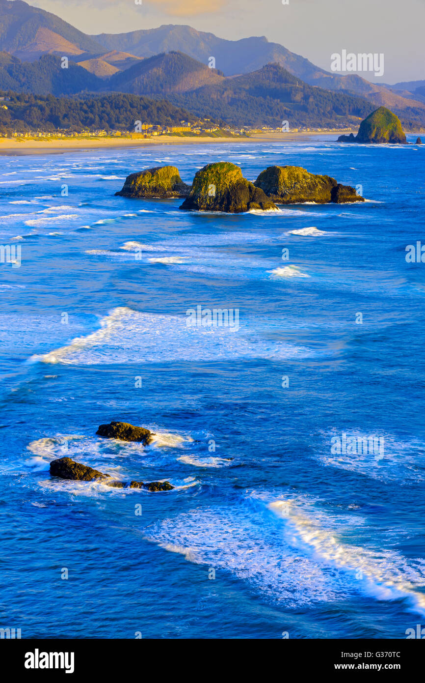 Sea stacks off Canon Beach on the Oregon Coast Stock Photo - Alamy