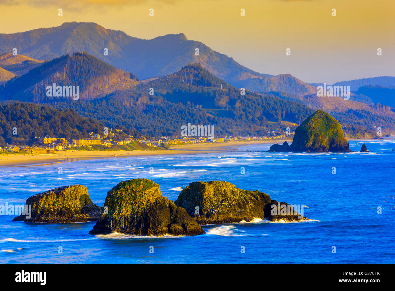 Sea stacks off Canon Beach on the Oregon Coast Stock Photo - Alamy
