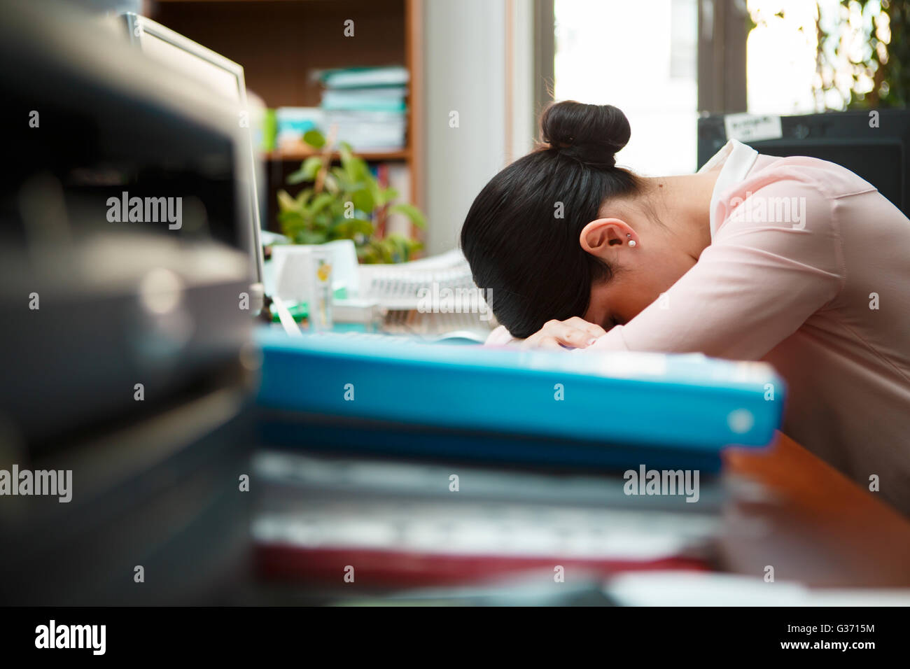 Tired businesswoman sleeping on the desk Stock Photo - Alamy