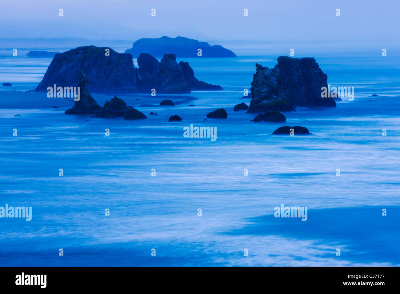 Sea stacks off town of Bandon on Oregon Coast Stock Photo - Alamy