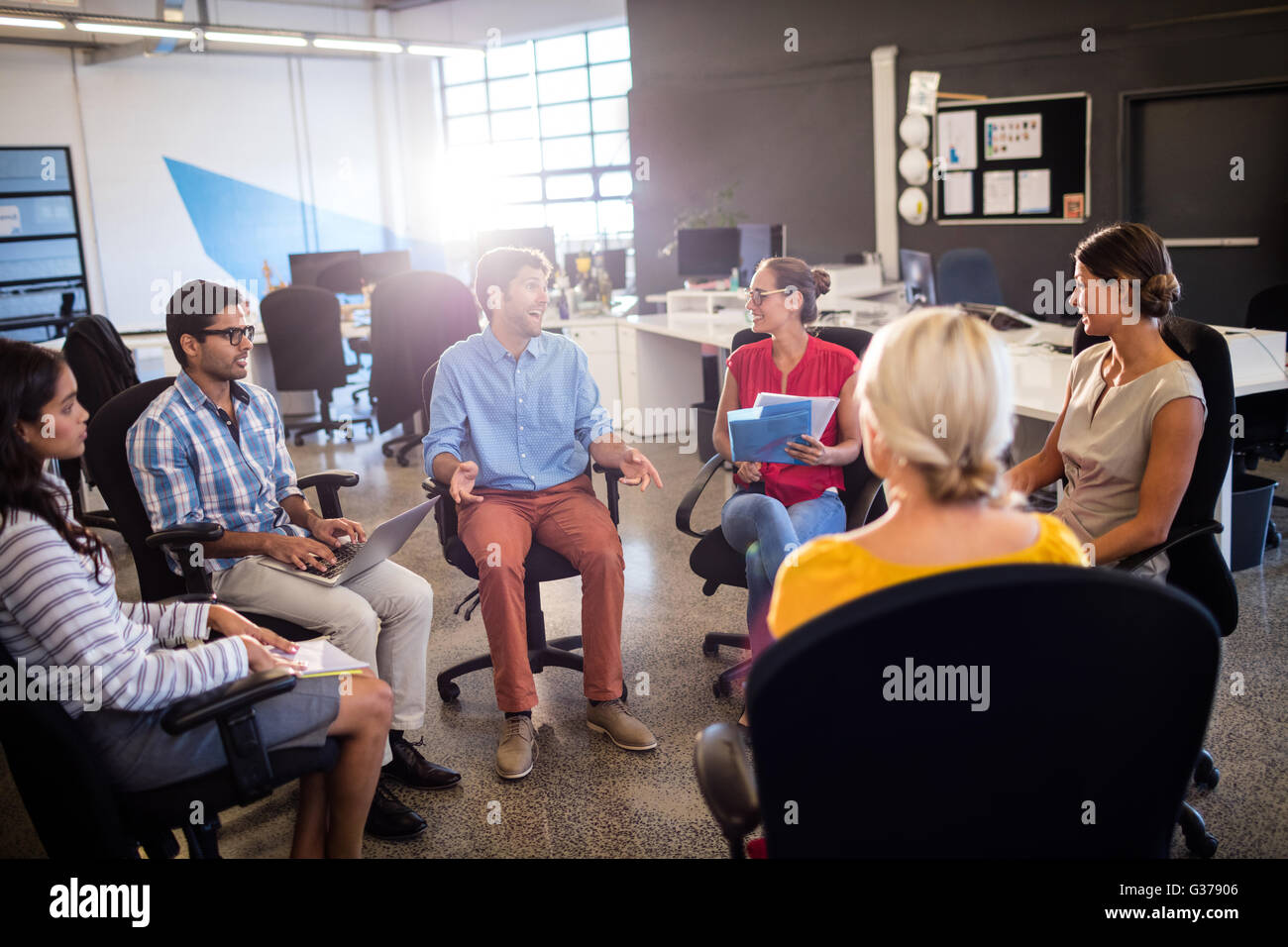Casual meeting table hi-res stock photography and images - Alamy