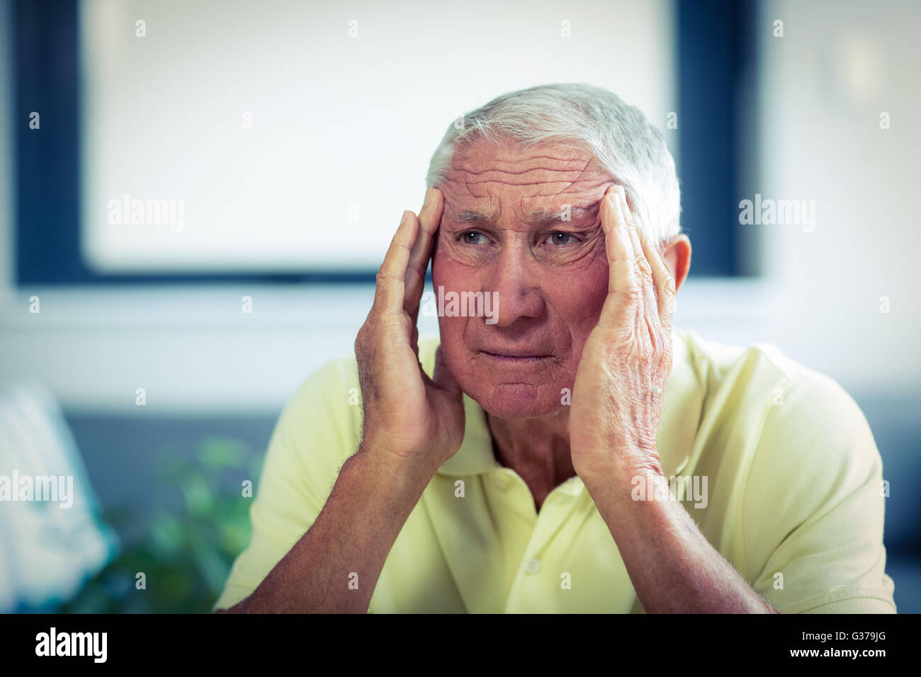 Senior man suffering from headache Stock Photo - Alamy