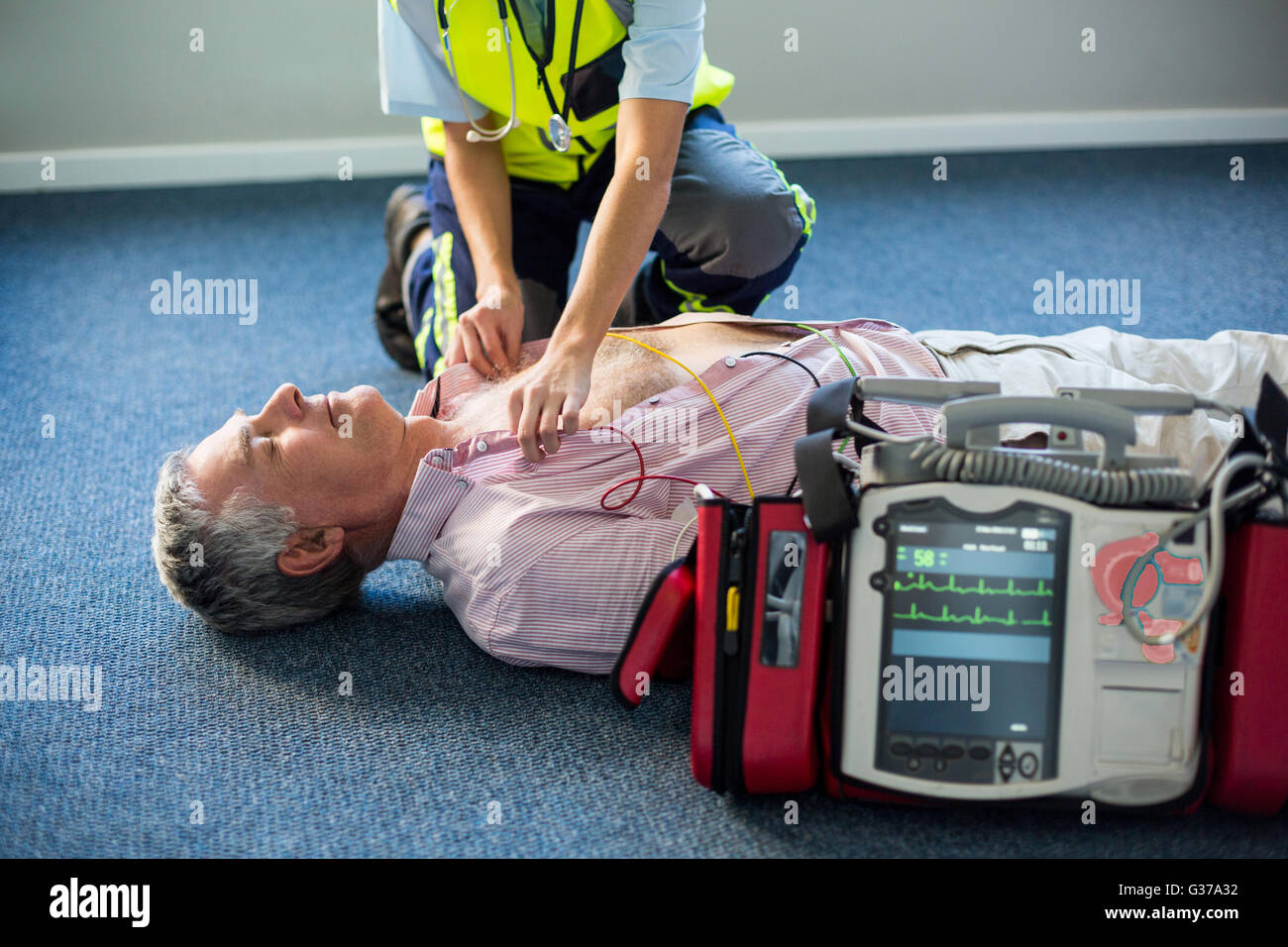 Defibrillator hires stock photography and images Alamy