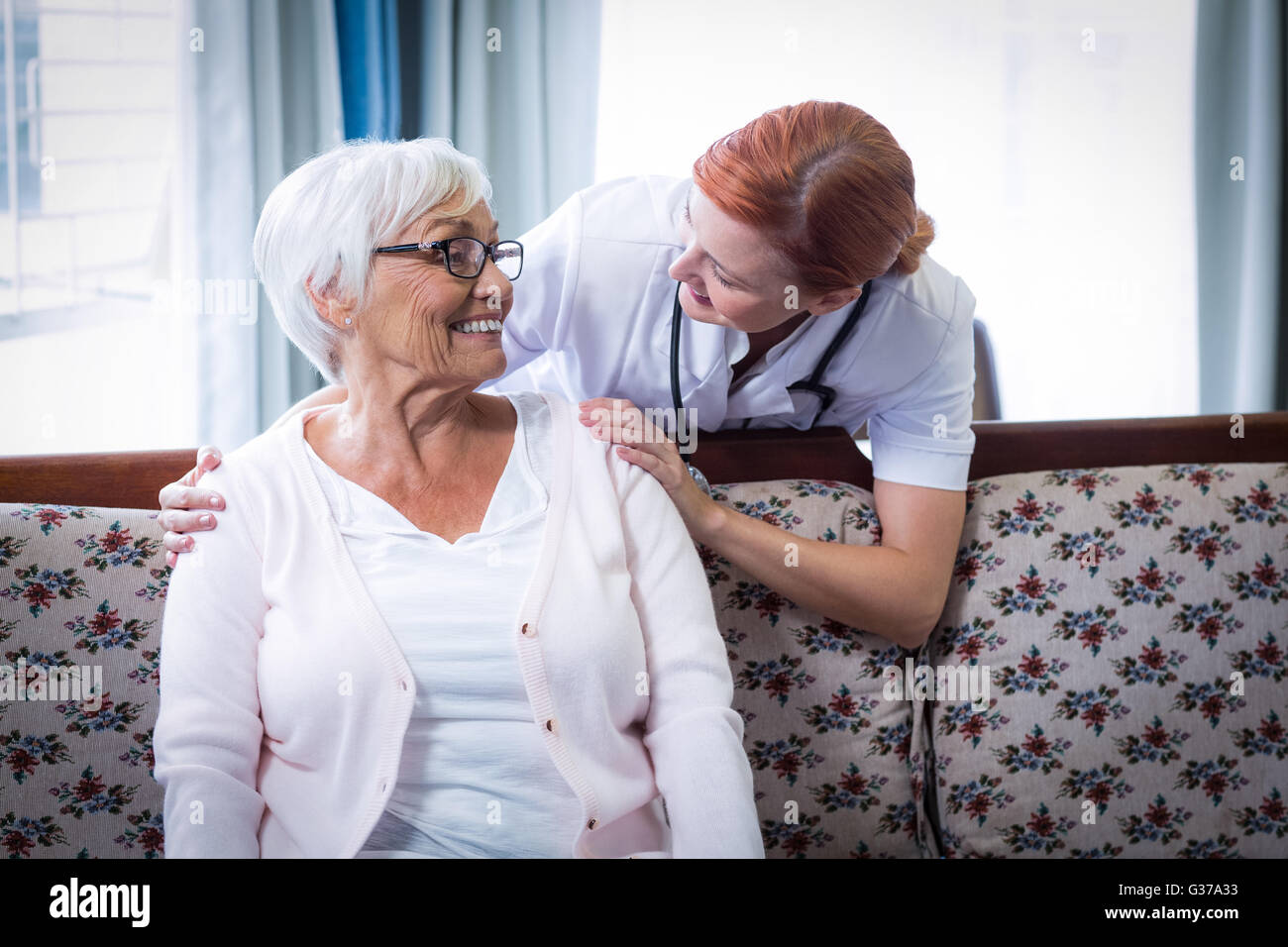 Doctor healthcare smiling woman hi-res stock photography and images - Alamy