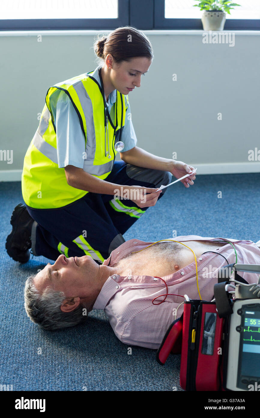 Defibrillator Doctor High Resolution Stock Photography and Images Alamy