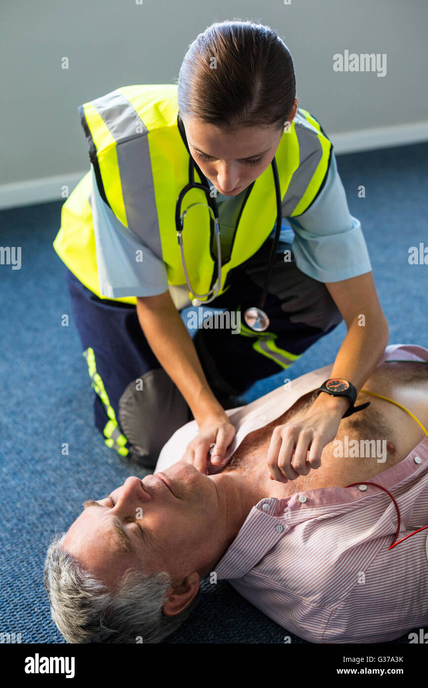 Defibrillator Doctor High Resolution Stock Photography and Images Alamy