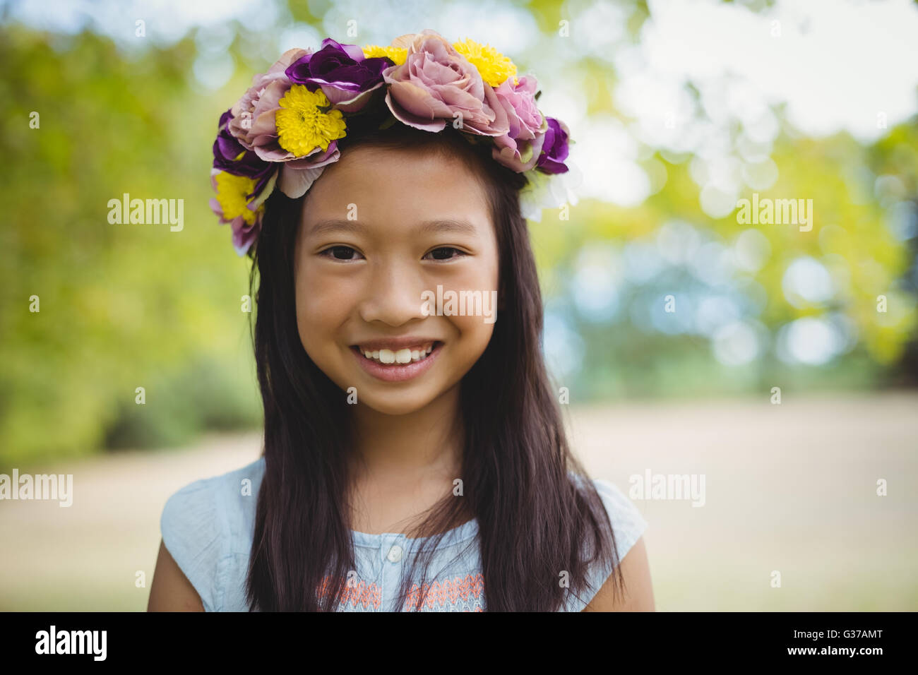 Portrait of girl smiling in park Stock Photo - Alamy