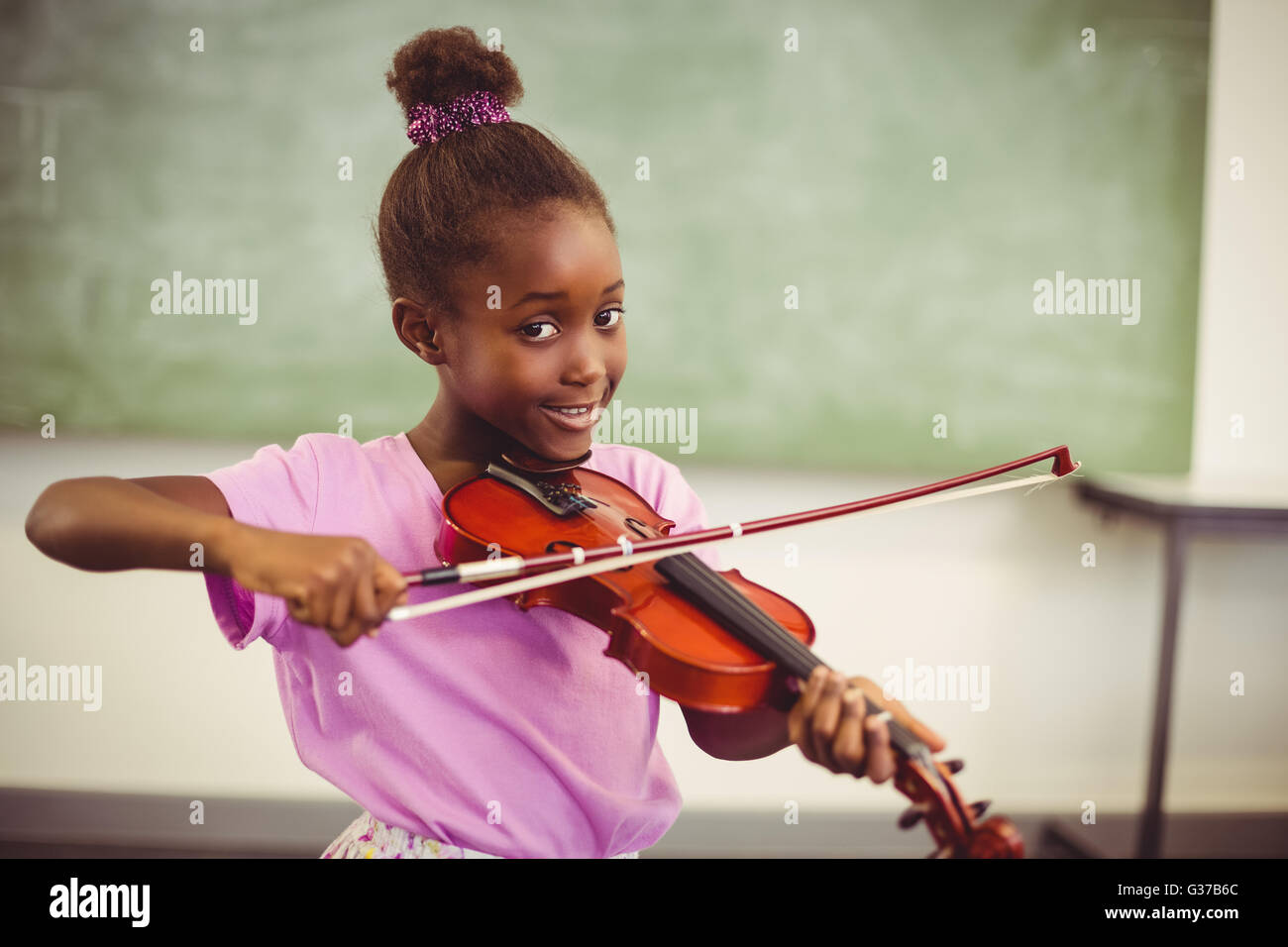 Black girl playing violin hi-res stock photography and images - Alamy