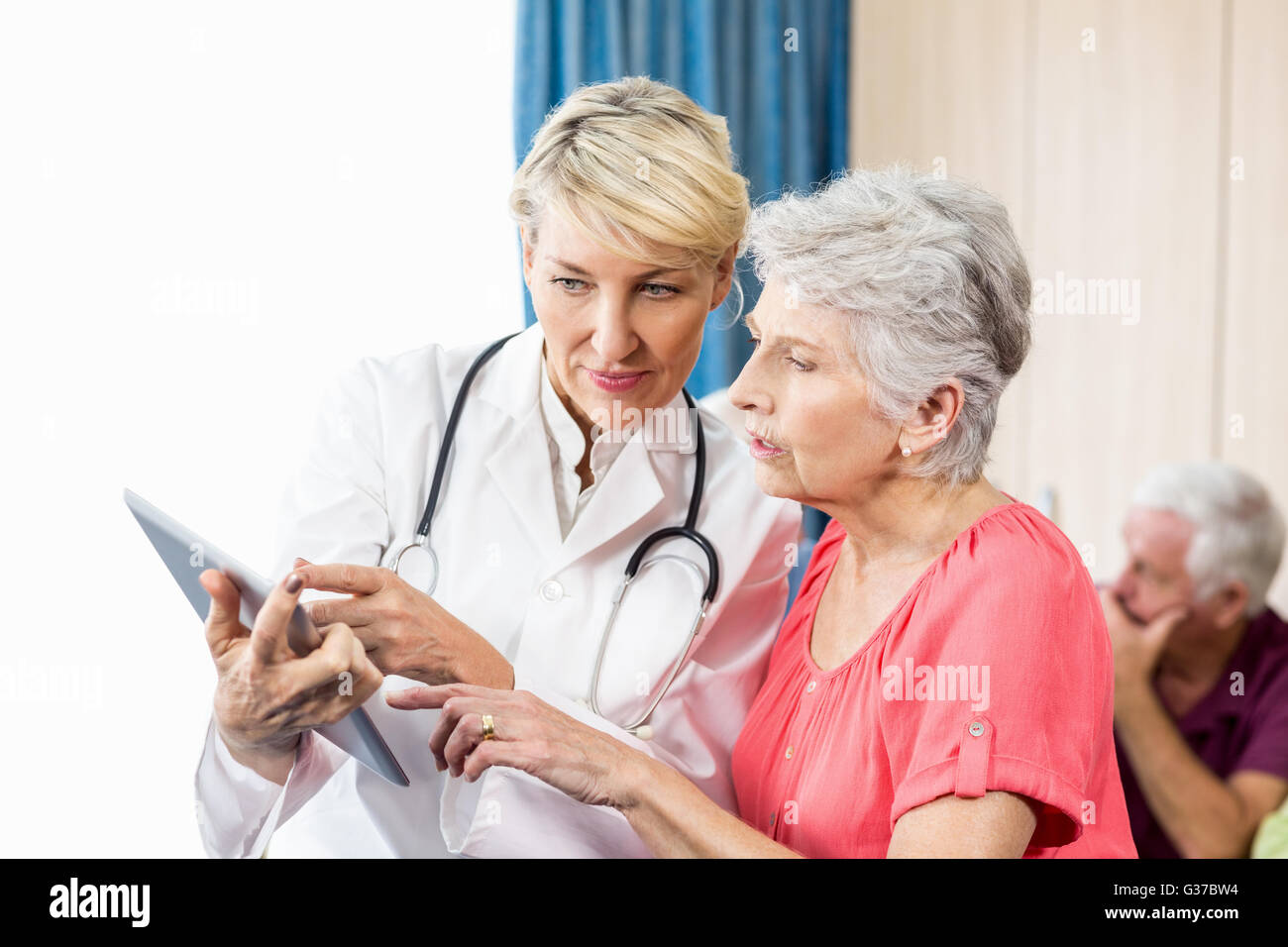 Talking tablet nurse elderly hi-res stock photography and images - Alamy