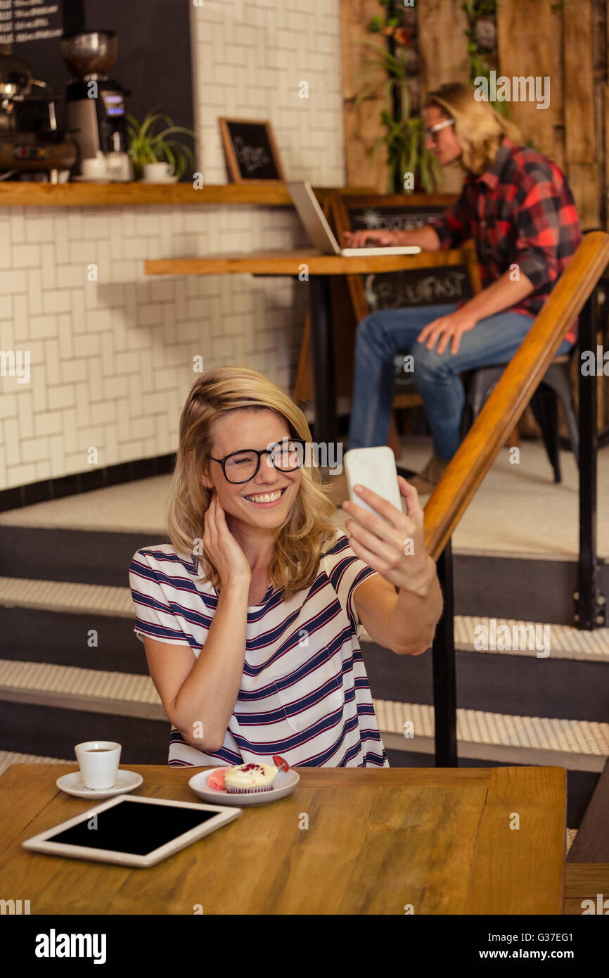 Woman taking selfie beautiful hi-res stock photography and images - Alamy