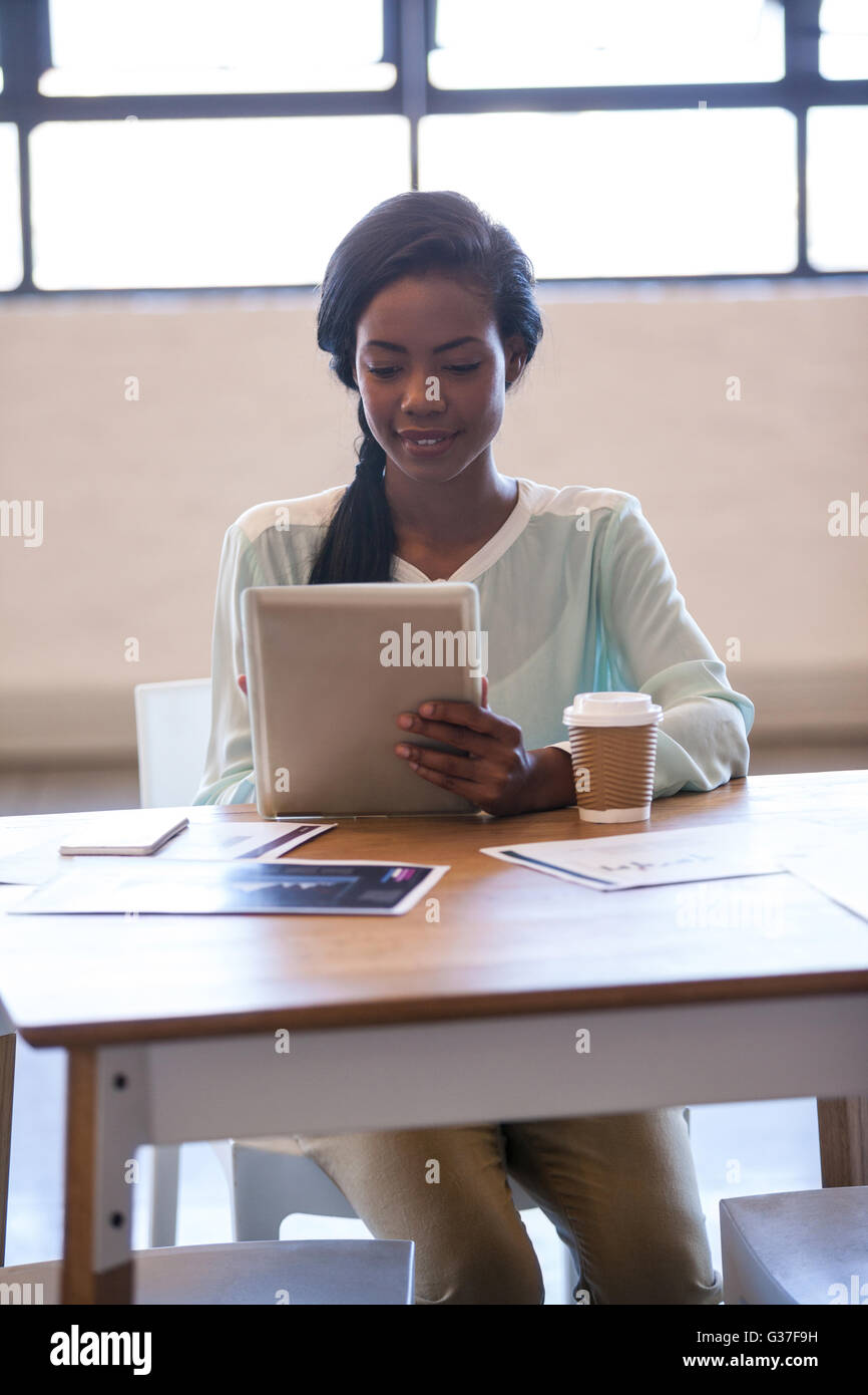 Working tablet computer hi-res stock photography and images - Alamy