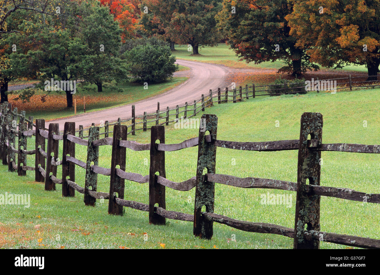 Wooden country fence hi-res stock photography and images - Alamy