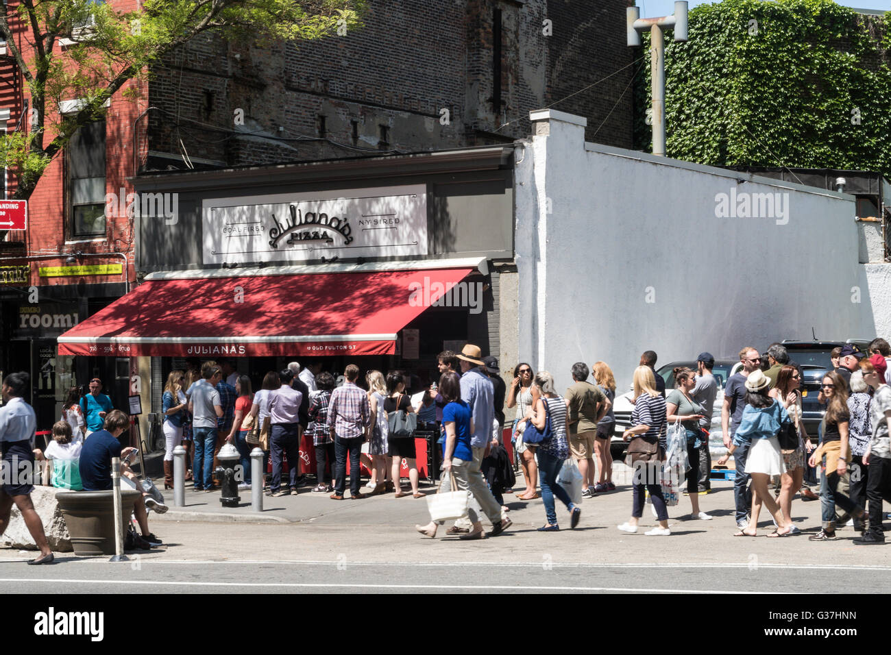 Busy Sidewalk in Front of Juliana's Pizza, Brooklyn, NYC Stock Photo - Alamy