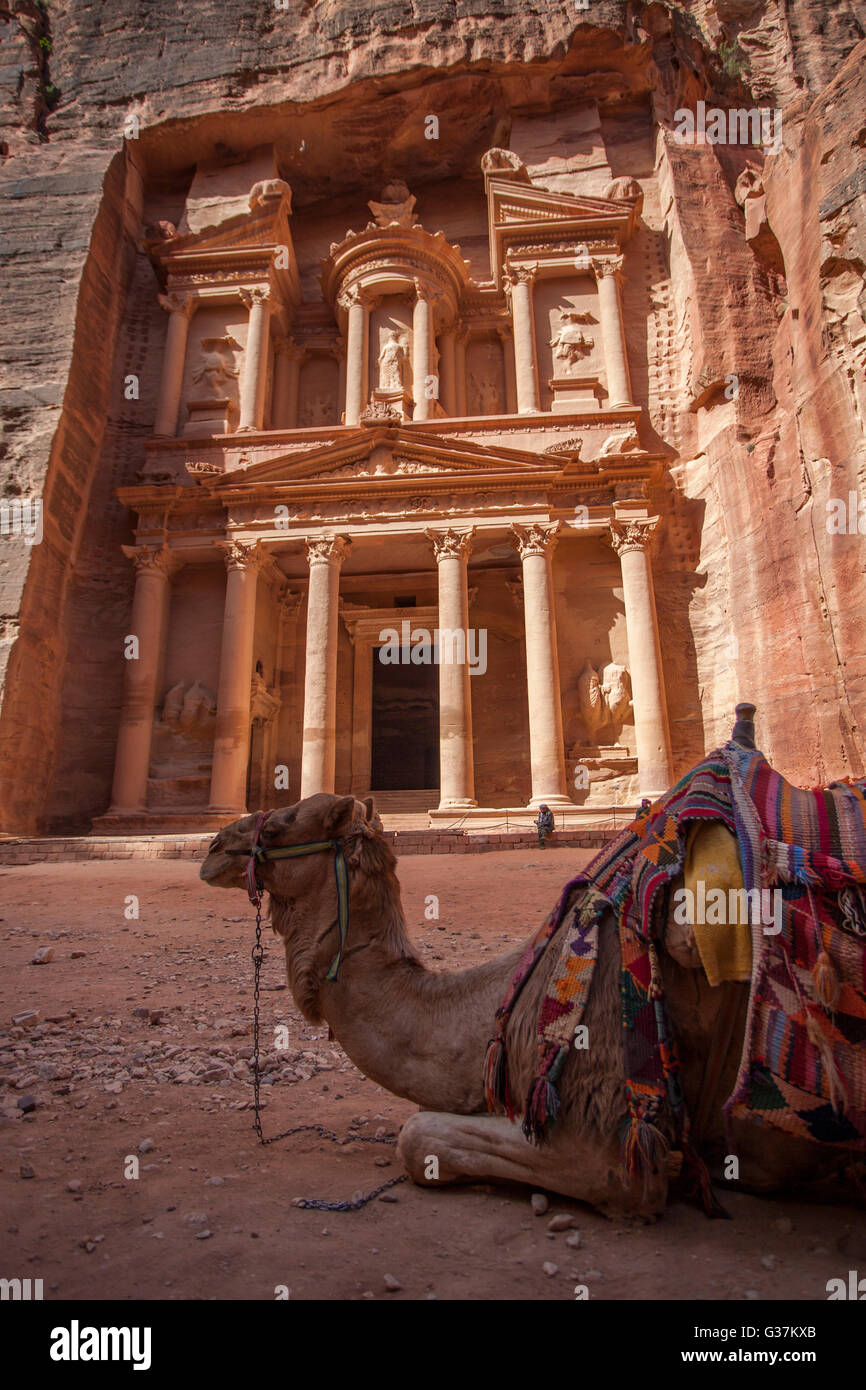 Al Khazneh ("The Treasury"), a Nabatean masterpiece inside the archaeological site of Petra, Jordan. Stock Photo