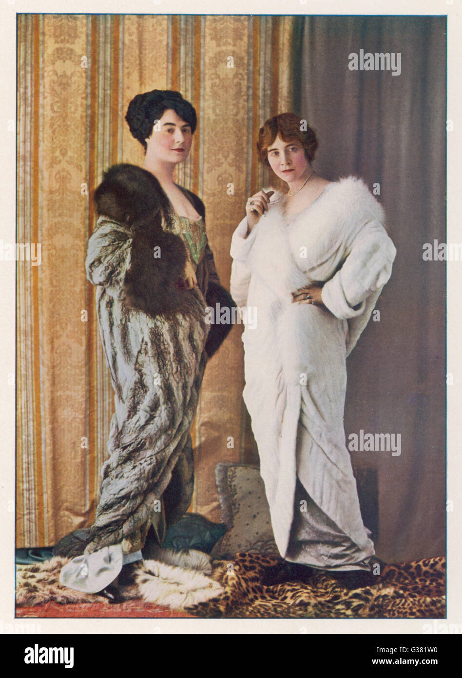 White mantles hi-res stock photography and images - Alamy