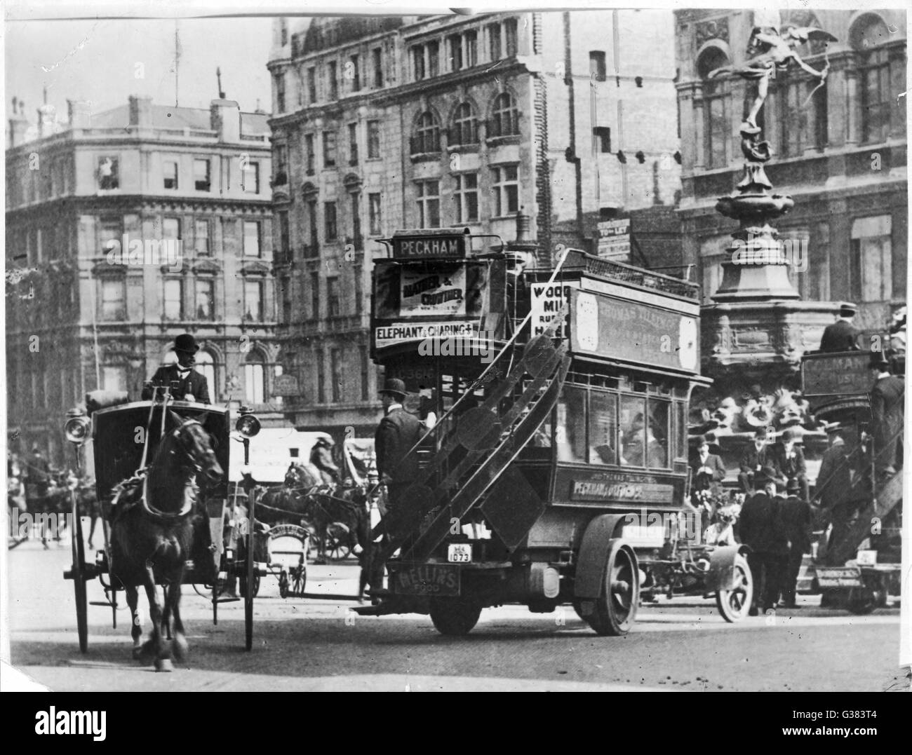 A horse bus and a motor bus in  Piccadilly Circus         Date: 1907 Stock Photo