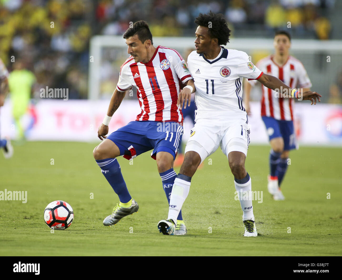 Los Angeles, California, USA. 7th June, 2016. Paraguay forward Edgar Benitez #11 and Colombia midfielder Juan Cuadrado #11 in actions during the Copa America soccer match between Colombia and Paraguay at Rose Bowl in Pasadena, California, June 7, 2016. Colombia won 2-1. © Ringo Chiu/ZUMA Wire/Alamy Live News Stock Photo