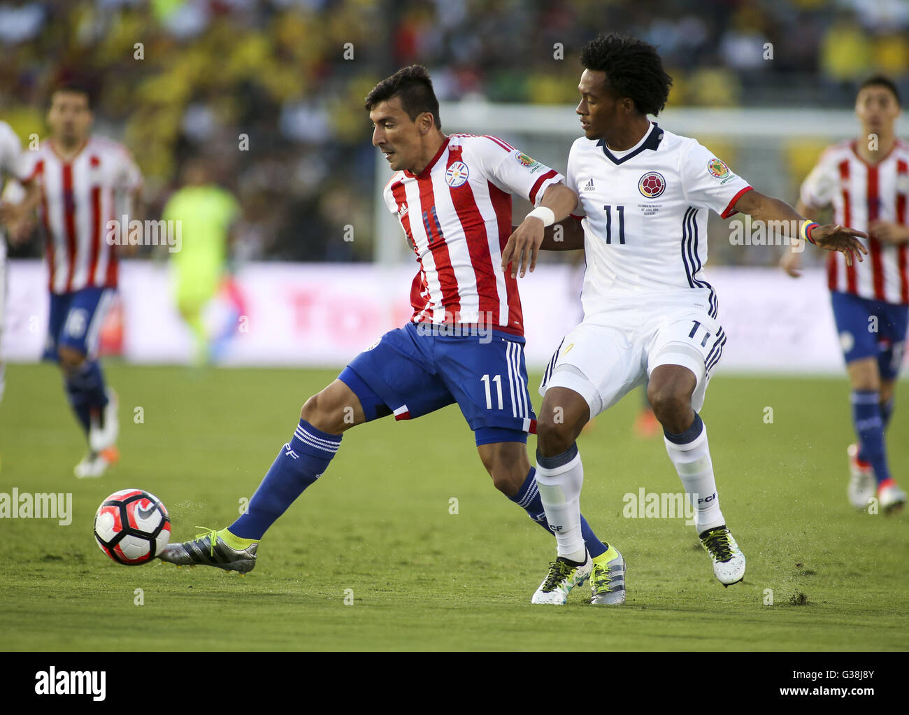 Los Angeles, California, USA. 7th June, 2016. Paraguay forward Edgar Benitez #11 and Colombia midfielder Juan Cuadrado #11 in actions during the Copa America soccer match between Colombia and Paraguay at Rose Bowl in Pasadena, California, June 7, 2016. Colombia won 2-1. © Ringo Chiu/ZUMA Wire/Alamy Live News Stock Photo