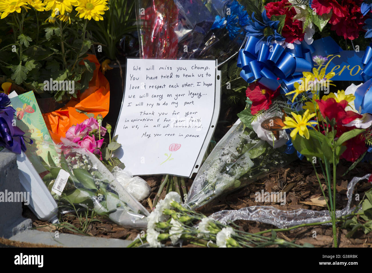 Louisville, KY, USA. 5th June, 2016. Legendary heavyweight boxing champion Muhammad Ali, a Louisville, Ky. native, died Friday, June 3, 2016. Murals and tributes could be seen across his hometown as people mourned the charismatic sports figure. © Jonathan Palmer/ZUMA Wire/Alamy Live News Stock Photo