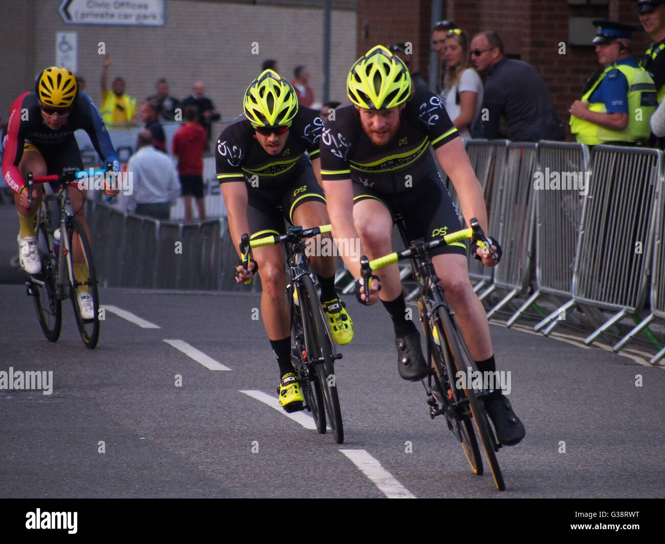 Portsmouth, UK, 09 June 2016. Cyclists from the H R Owen Maserati RT team compete in the final round of the Pearl Izumi Tour Series, held in Portsmouth. The series consists of one hour and five laps of sprint cycle racing around various city circuits in the UK. Credit:  simon evans/Alamy Live News Stock Photo
