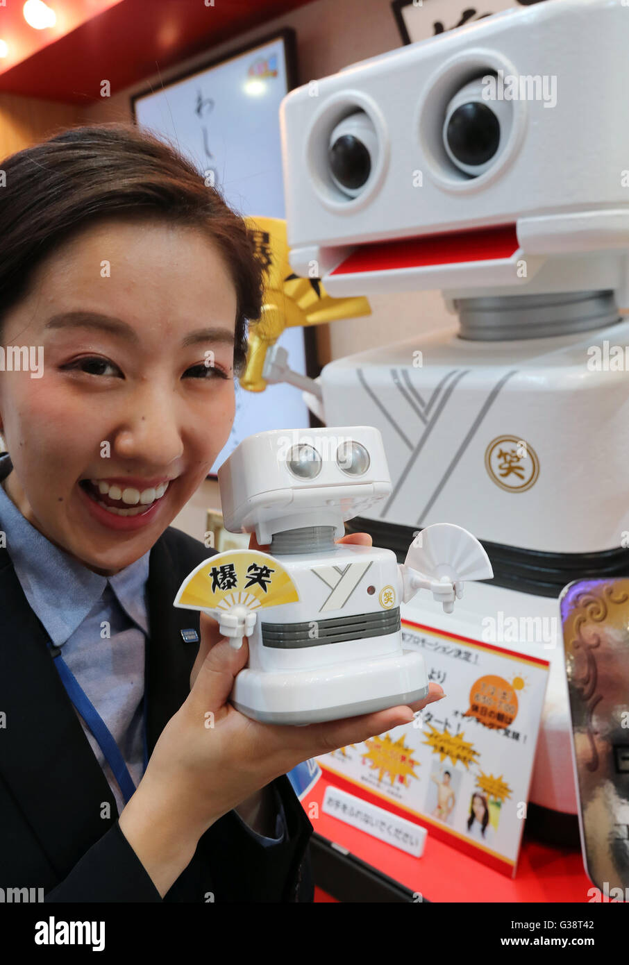 Tokyo, Japan. 9th June, 2016. An employee of Japanese toy maker Tomy displays a toy robot 'Baku Shotaro' which can toss off a total of 1,300 gags at the annual Tokyo Toy Show in Tokyo on Thursday, June 9, 2016. Some 160,000 people are expecting to visit the four-day toy trade show. © Yoshio Tsunoda/AFLO/Alamy Live News Stock Photo