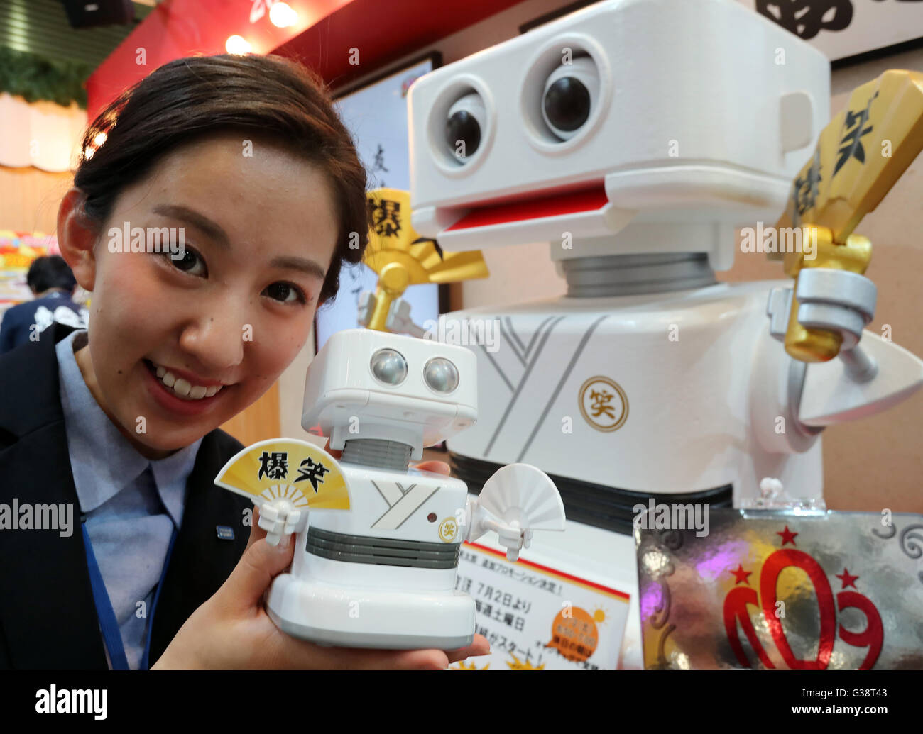 Tokyo, Japan. 9th June, 2016. An employee of Japanese toy maker Tomy displays a toy robot 'Baku Shotaro' which can toss off a total of 1,300 gags at the annual Tokyo Toy Show in Tokyo on Thursday, June 9, 2016. Some 160,000 people are expecting to visit the four-day toy trade show. © Yoshio Tsunoda/AFLO/Alamy Live News Stock Photo