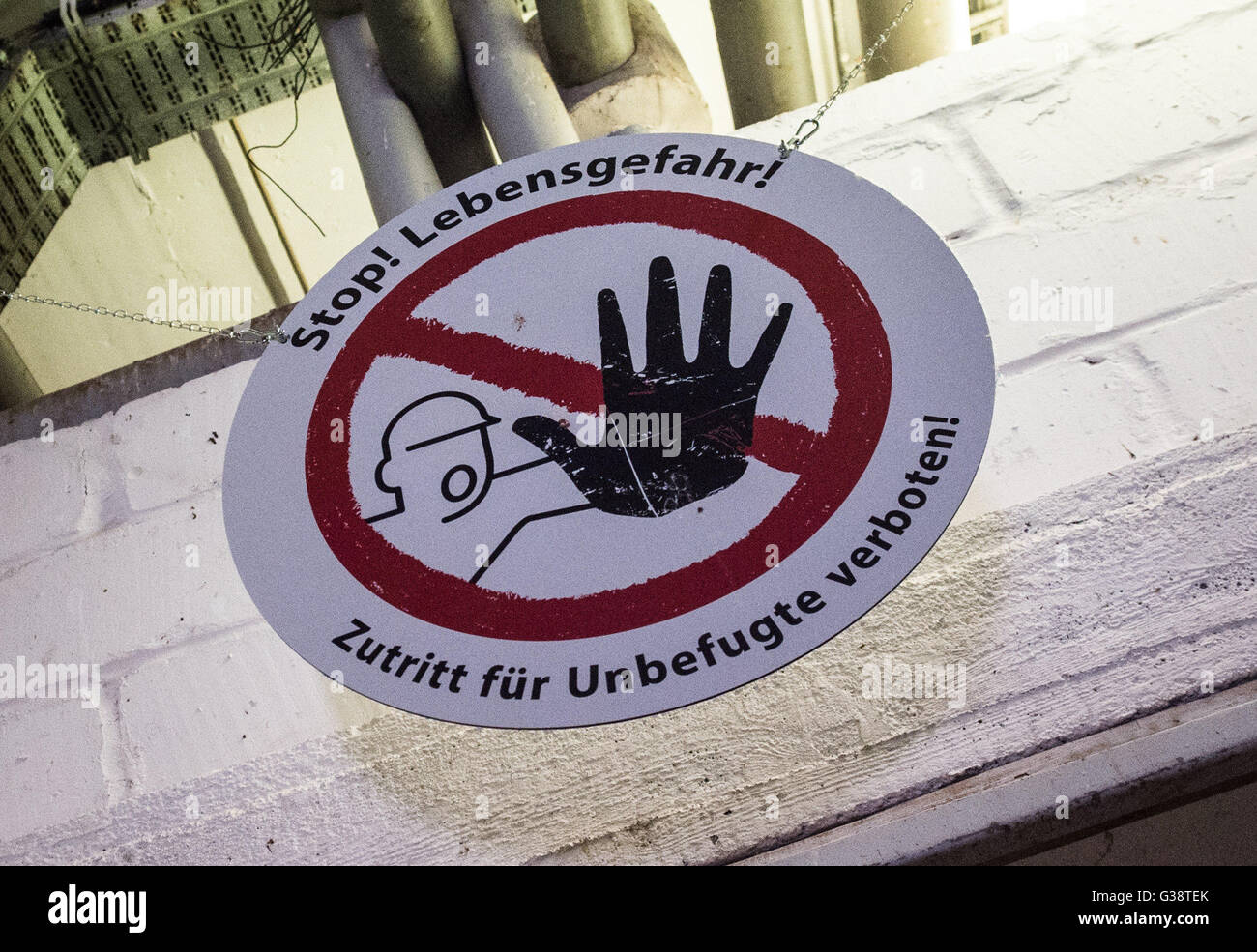 Berlin, Germany. 09th June, 2016. A sign written with 'Stop! Mortal danger! Entry prohibited for unauthorized persons!' hangs in a hall in the elephant enclosure at the Tierpark zoo in Berlin, Germany, 09 June 2016. Photo: SOPHIA KEMBOWSKI/dpa/Alamy Live News Stock Photo