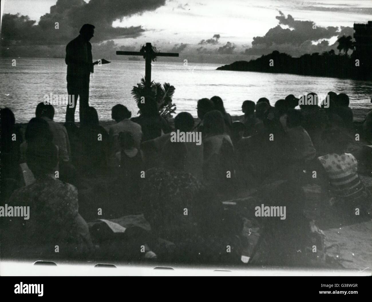 1965 - Sunset funeral Hawaii © Keystone Pictures USA/ZUMAPRESS.com/Alamy Live News Stock Photo