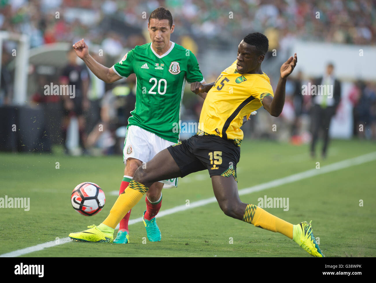 Pasadena, USA. 9th June, 2016. Mexico's Jesus Duenas (L) vies with Jamaica's Je-Vanghn Watson during the Copa America Centenario tournament Group C football match in Pasadena, California, the United States, on June 9, 2016. Credit:  Yang Lei/Xinhua/Alamy Live News Stock Photo