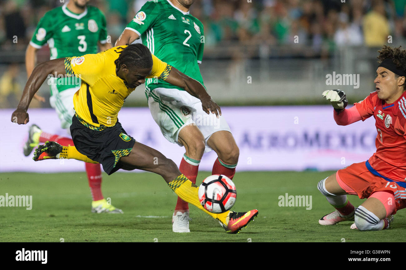 Pasadena, USA. 9th June, 2016. Jamaica's Clayton Donaldson (L) confronts Mexico's goalkeeper Guillermo Ochoa during the Copa America Centenario tournament Group C football match in Pasadena, California, the United States, on June 9, 2016. Credit:  Yang Lei/Xinhua/Alamy Live News Stock Photo