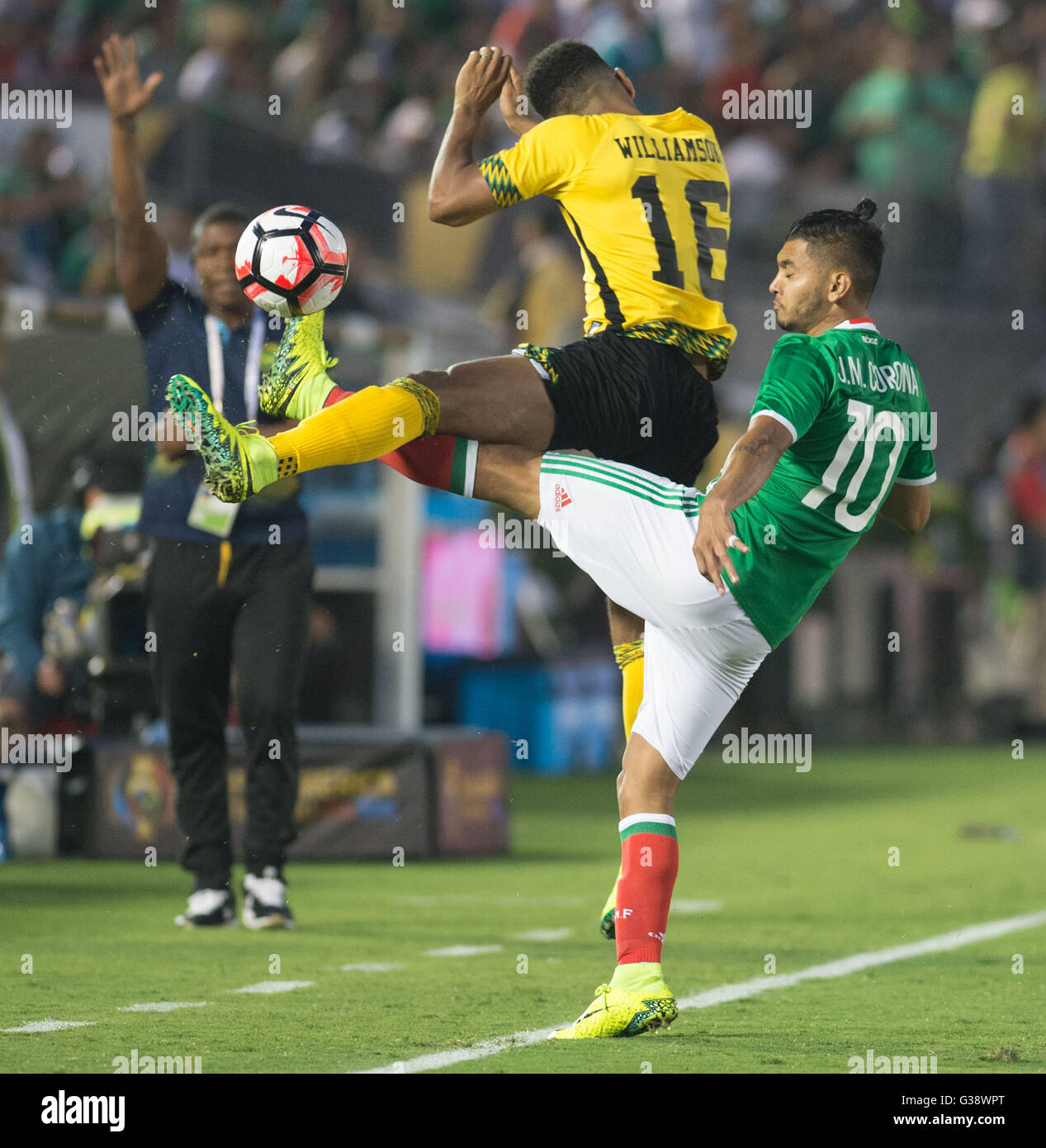 Pasadena, USA. 9th June, 2016. Mexico's Jesus Manuel Corona (R) vies with Jamaica's Lee Williamson during the Copa America Centenario tournament Group C football match in Pasadena, California, the United States, on June 9, 2016. Credit:  Yang Lei/Xinhua/Alamy Live News Stock Photo