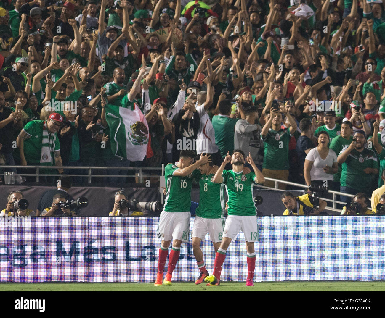 Pasadena, USA. 9th June, 2016. Mexico's Oribe Peralta (R) celebrates after scoring during the Copa America Centenario tournament Group C football match between Mexico and Jamaica in Pasadena, California, the United States, on June 9, 2016. Credit:  Yang Lei/Xinhua/Alamy Live News Stock Photo