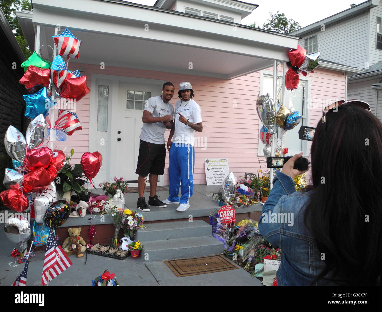 Louisville, USA. 09th June, 2016. People have laid down flowers and gifts at the childhood home of boxer Muhammad Ali in Louisville, USA, 09 June 2016. Ali was born as Cassius Marcellus Clay Jr., he died 03 June 2016 in Scottsdale. Photo: Johannes Schmitt-Tegge/dpa/Alamy Live News Stock Photo