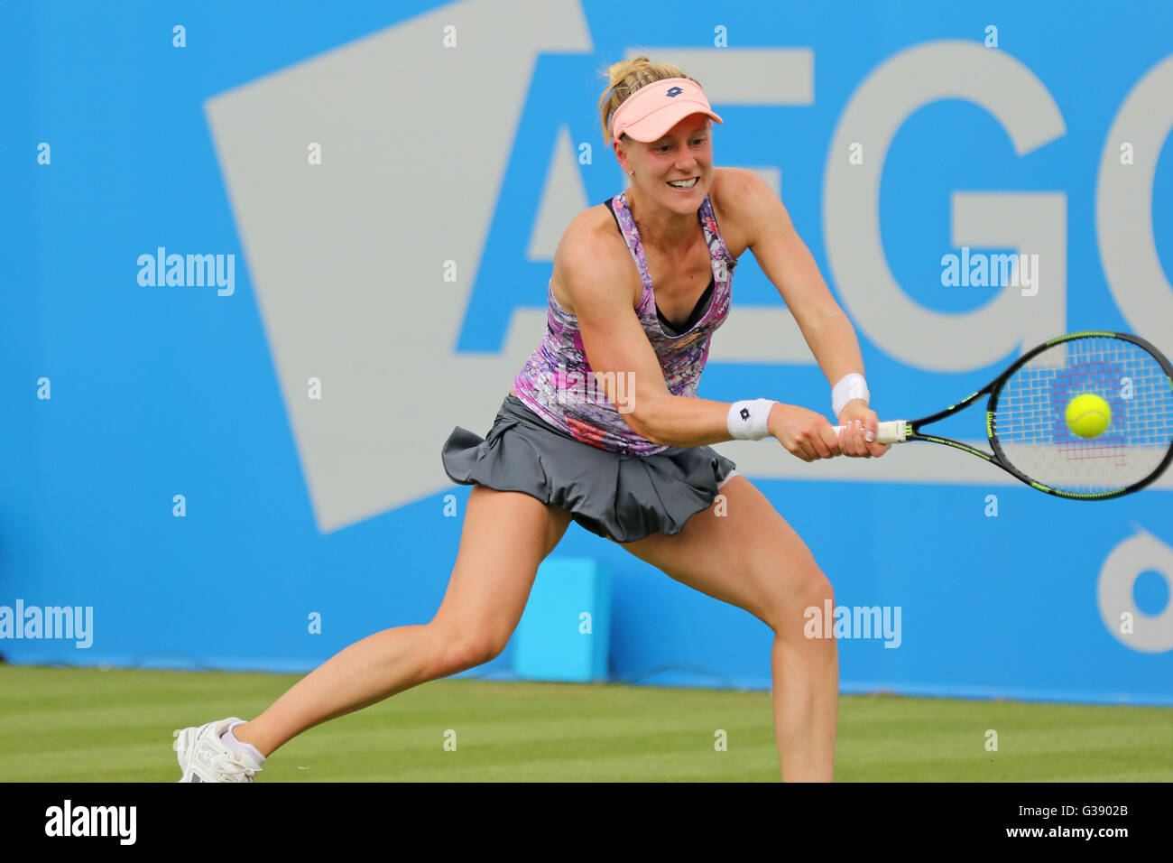 Nottingham Tennis Centre, Nottingham, UK. 10th June, 2016. Aegon WTA Nottingham Open Day 7. Backhand from Alison Riske of USA Credit: Action Plus Sports/Alamy Live News Stock Photo