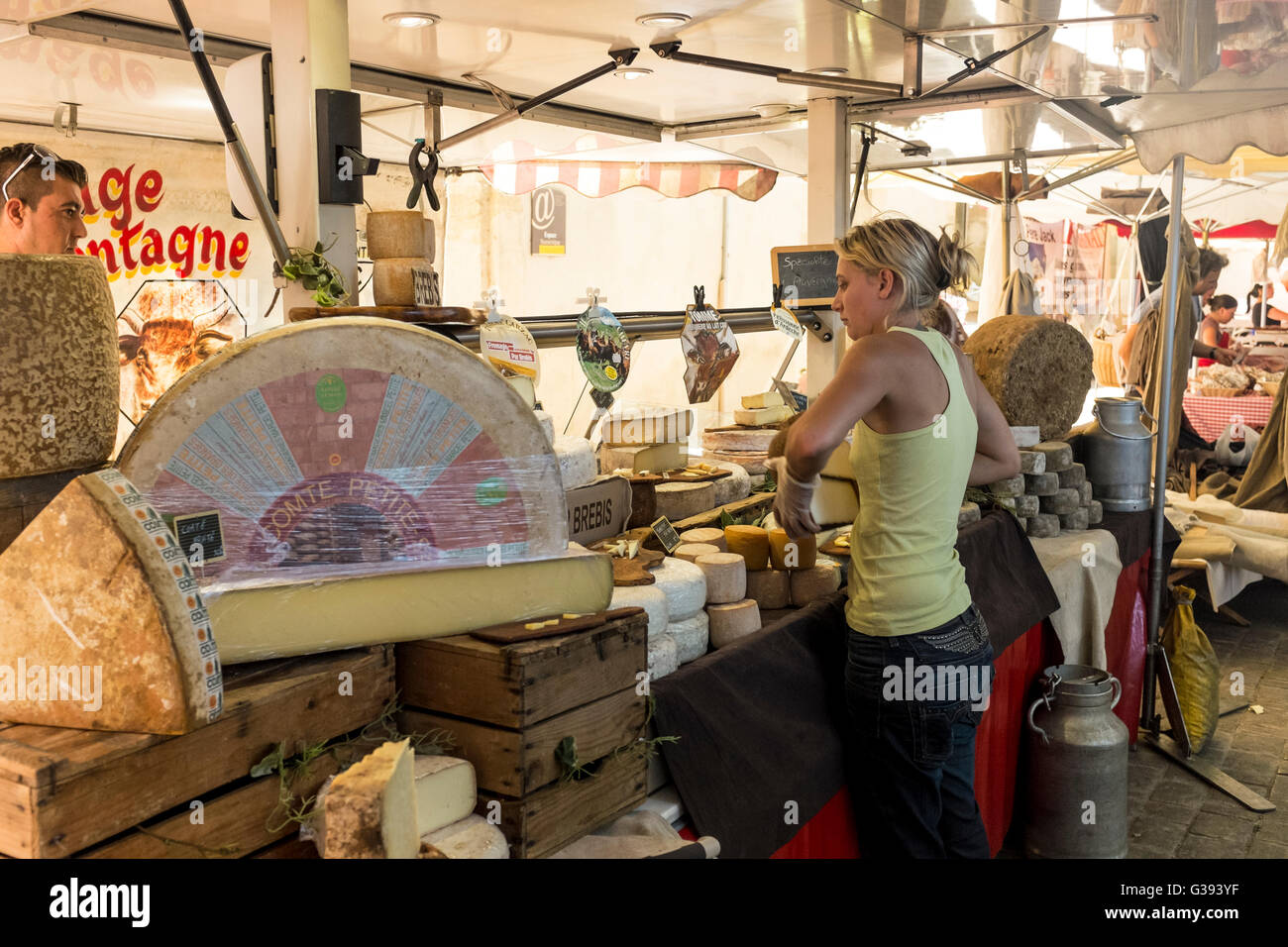 Outdoor market stall in Lourmarin selling cheese, Luberon, Vaucluse, Provence-Alpes-Côte d'Azur, France Stock Photo