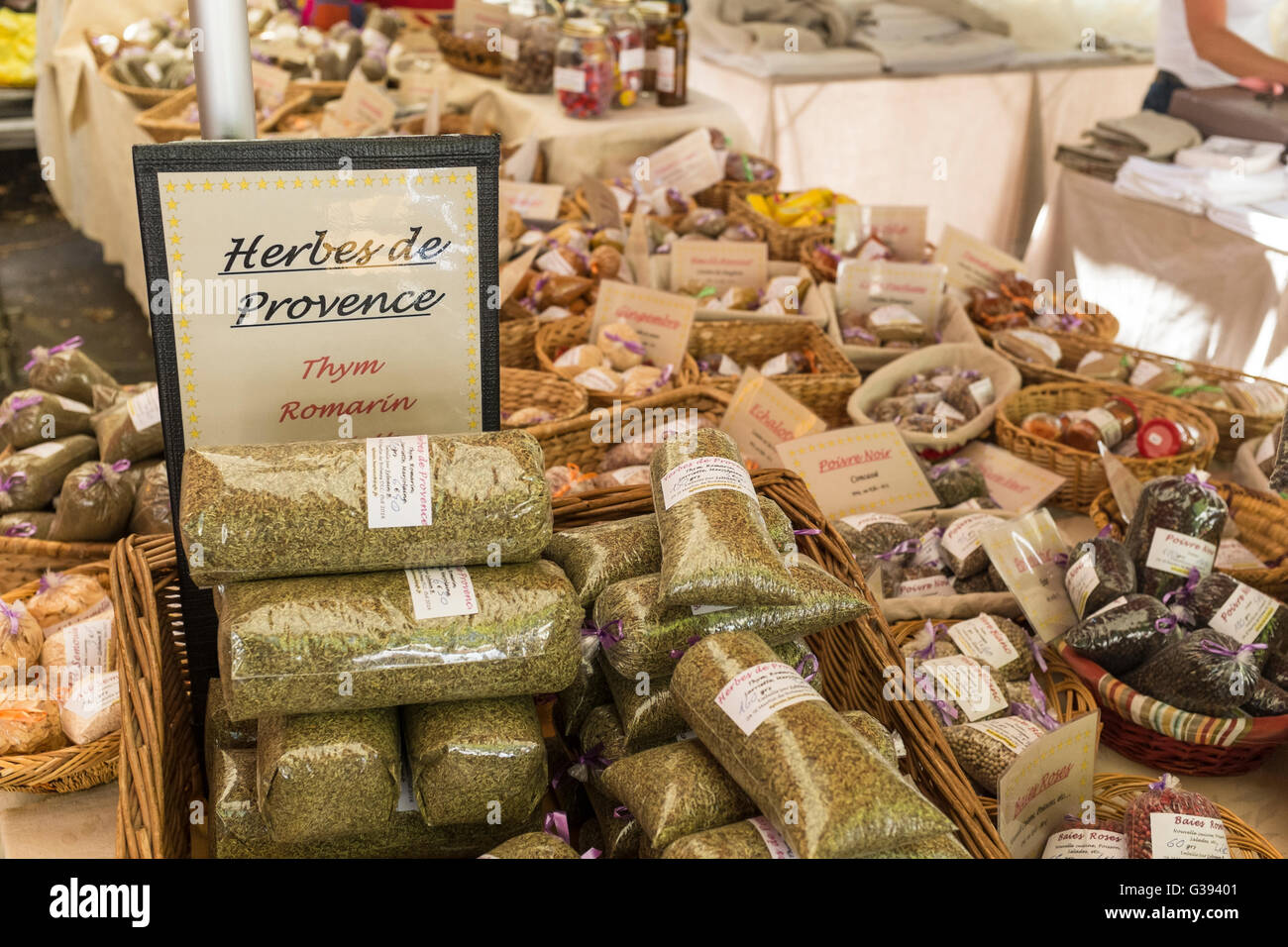 Outdoor market stall in Lourmarin selling Herbes de Provence, Luberon, Vaucluse, Provence-Alpes-Côte d'Azur, France Stock Photo
