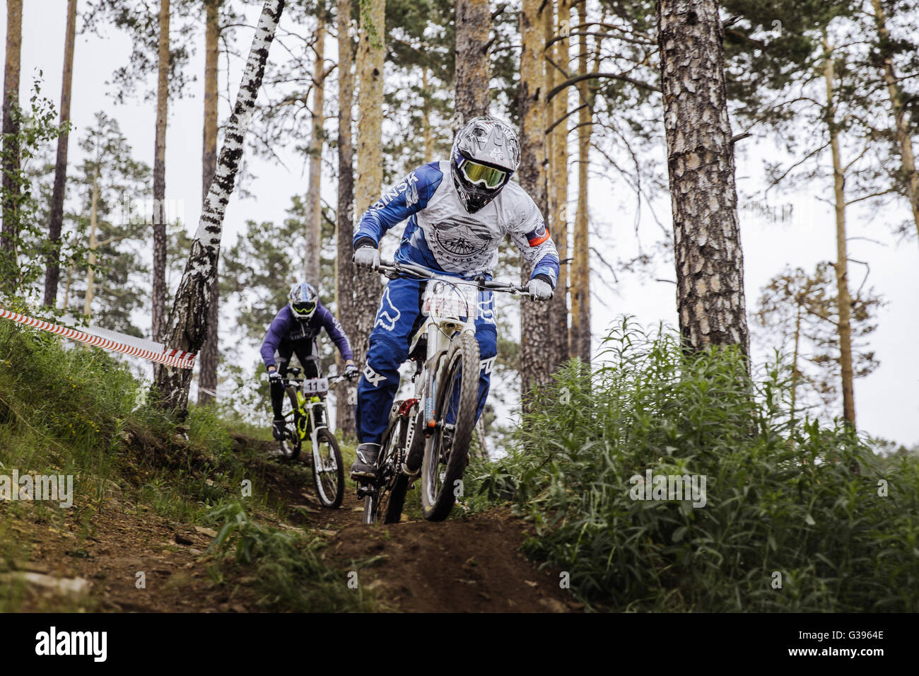 rivalry between two athletes mountain bikers on track during Cup 'Ryder' downhill Stock Photo