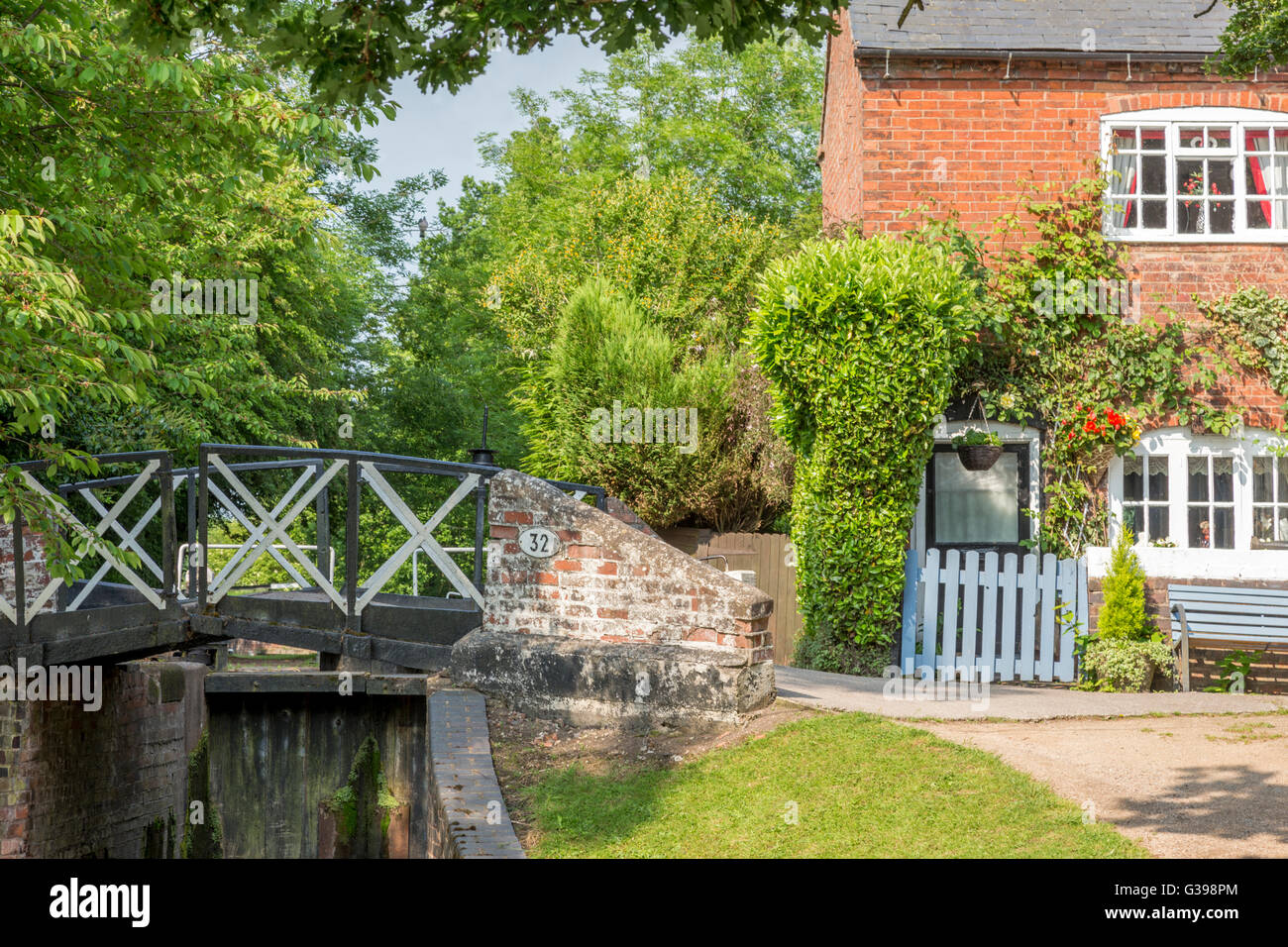 Lock keepers cottage on the Stratford upon Avon Canal at Lapworth, Warwickshire, England, UK Stock Photo